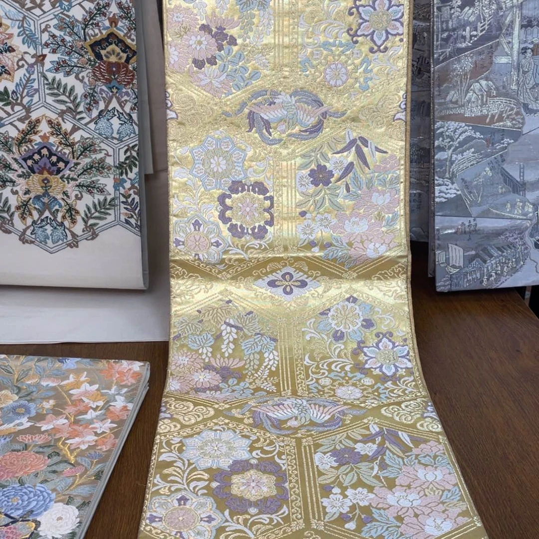 织绣捻金龟甲唐草纹