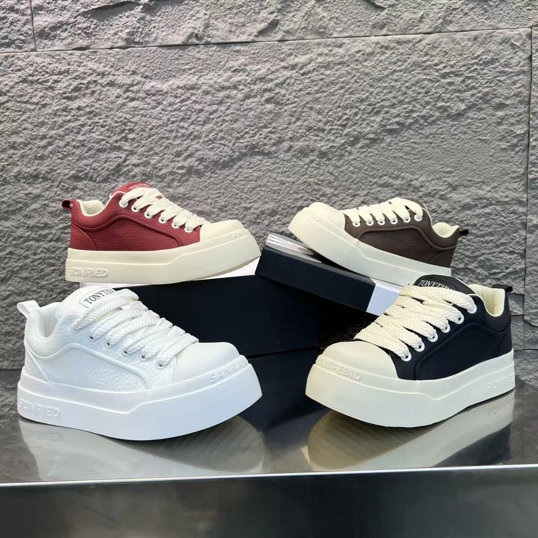 2025秋季新款复古板鞋舒适皮面增高软底百搭网红爆款时尚休闲男鞋