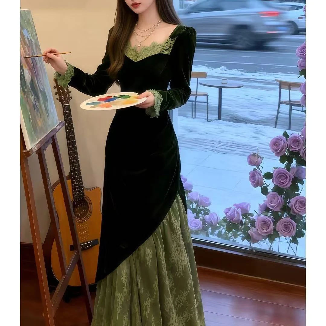 秋冬新款法式长袖绿色丝绒连衣裙2025年时尚蕾丝拼接高级气质长裙
