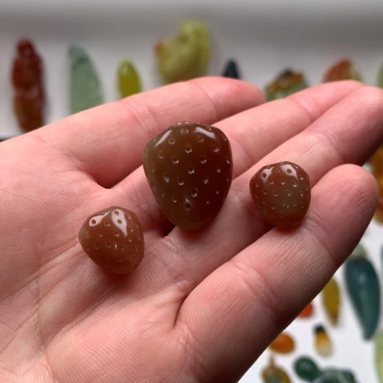 岫玉未镶嵌颈饰草莓