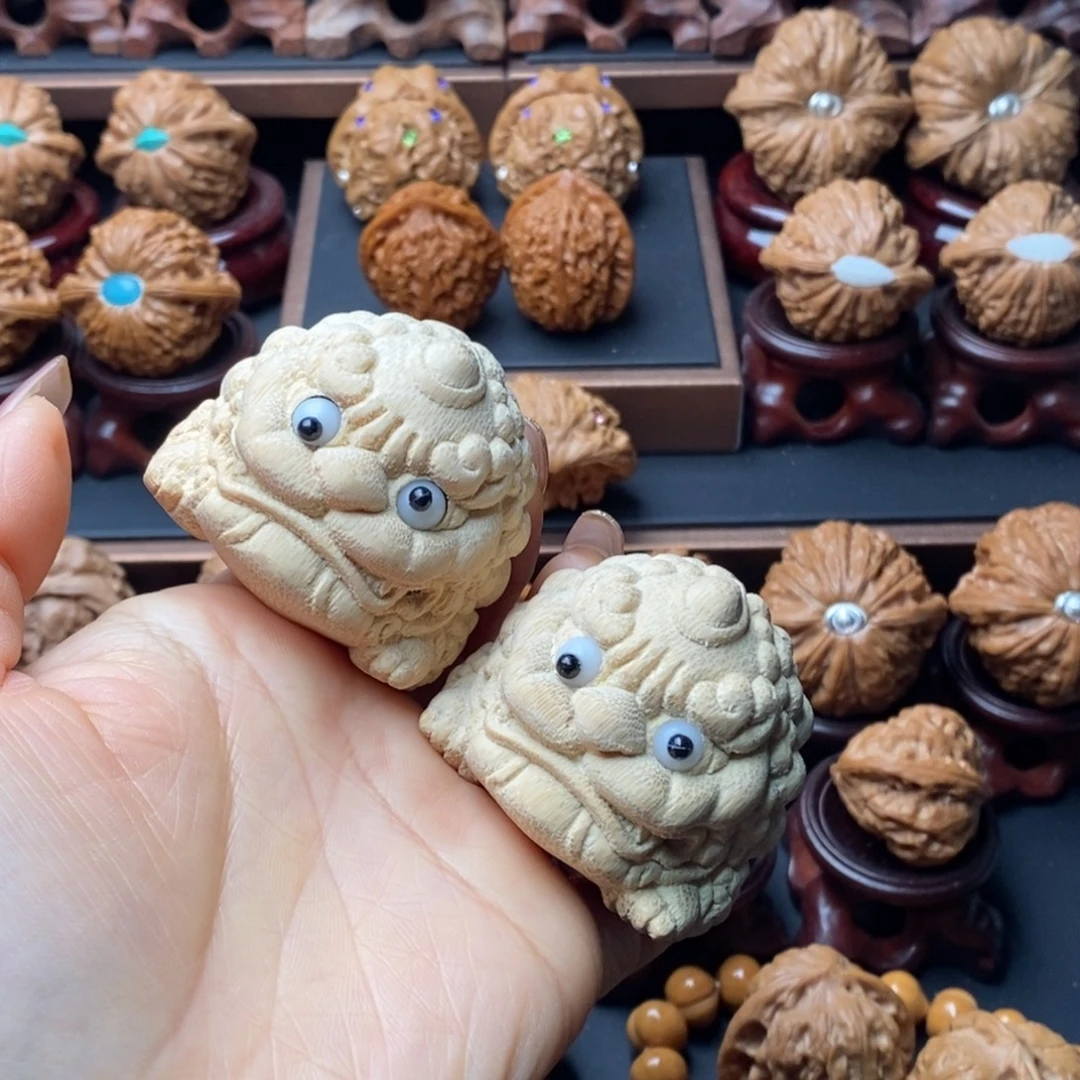 文玩核桃吊坠雕刻