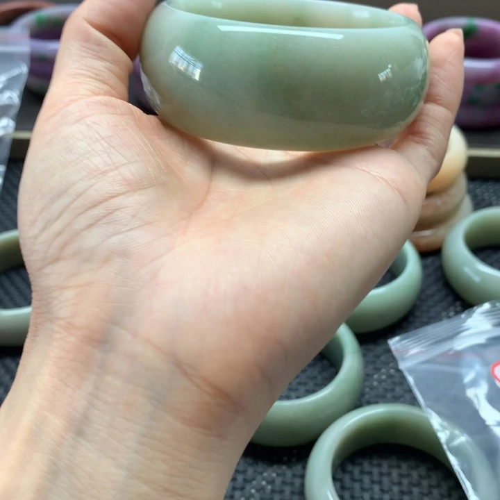 陌***路石英质玉手镯未镶嵌