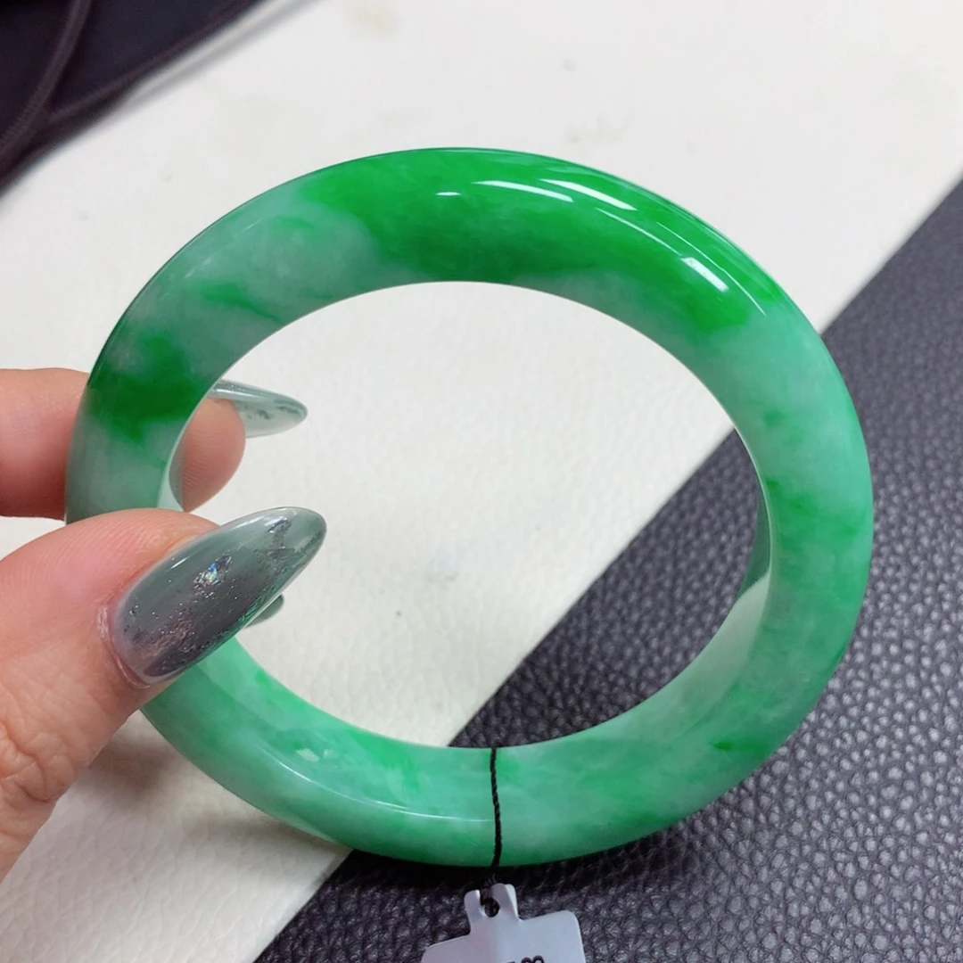 翡翠手镯未镶嵌缅甸