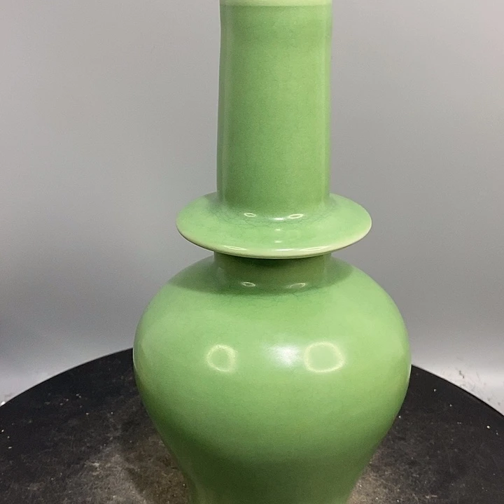 龙泉窑吉字瓶造型美观