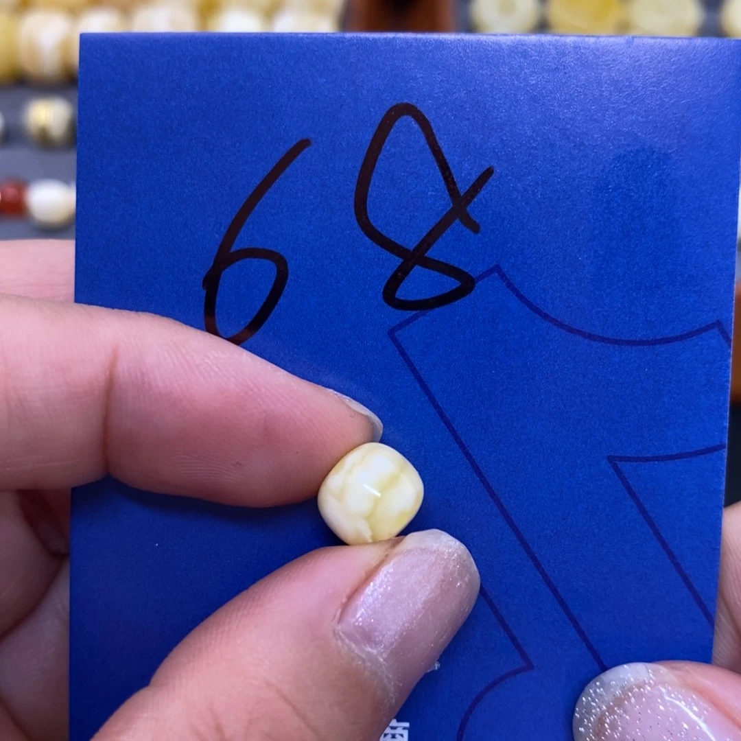 未镶嵌蜜蜡裸石宇*的