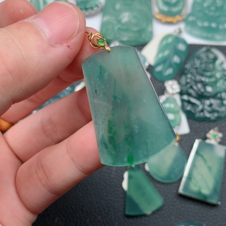 翡翠颈饰18K金镶嵌翡翠