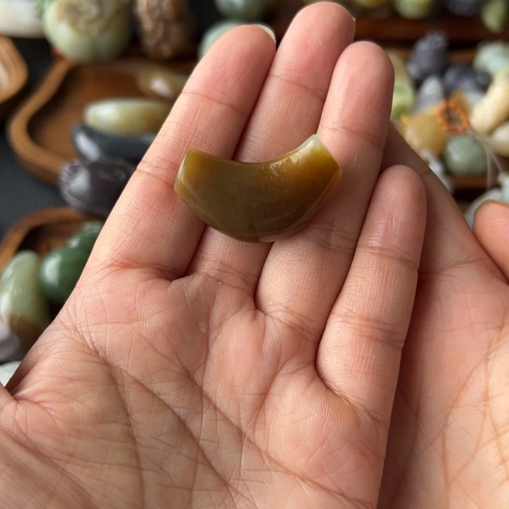 未镶嵌和田玉（糖玉）珠宝奇石突**?