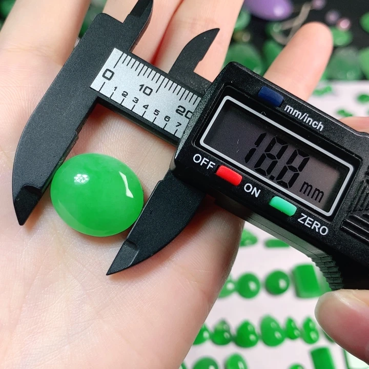 谢***琴翡翠未镶嵌颈饰18.8*16.5*6.4