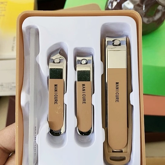 聚鑫中古杂项瓷器如图所示