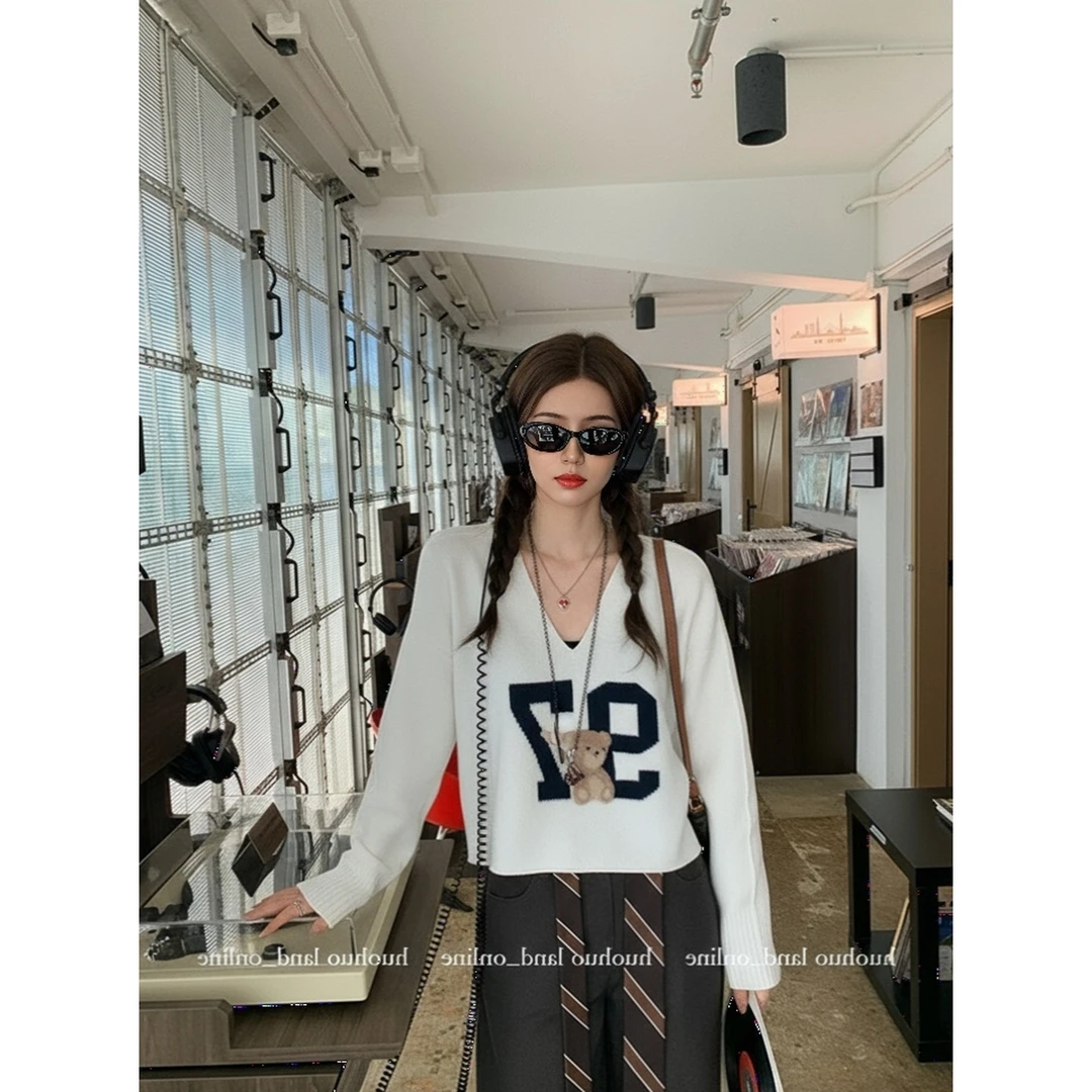 学院风印花毛衣慵懒高级感女秋冬2025新款宽松百搭V领针织衫上衣