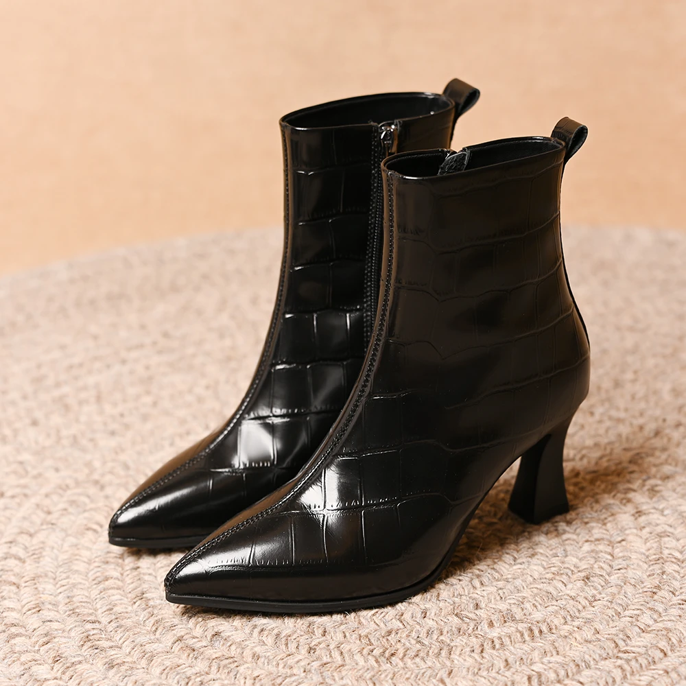 头层牛皮压花纹尖头粗跟短靴秋冬新款百搭侧拉链格子纹高跟时装靴