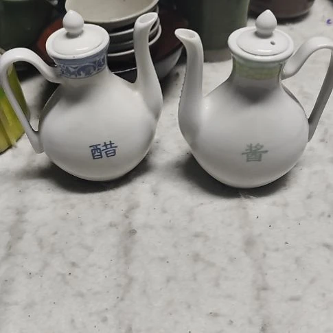 瓷片瓷片，各种摆件，盘，碗，沙锅，均有瑕疵。