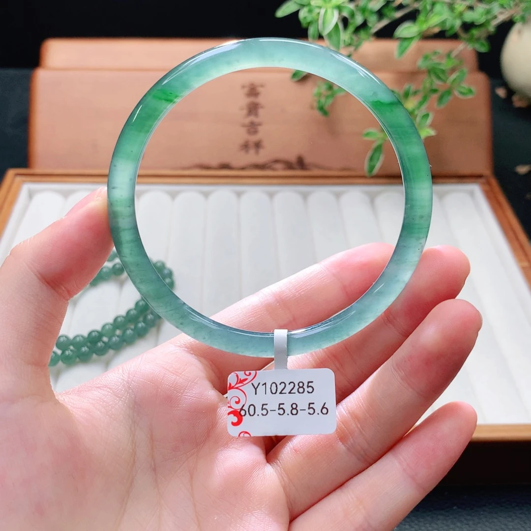 未镶嵌手镯（圆镯）翡翠
