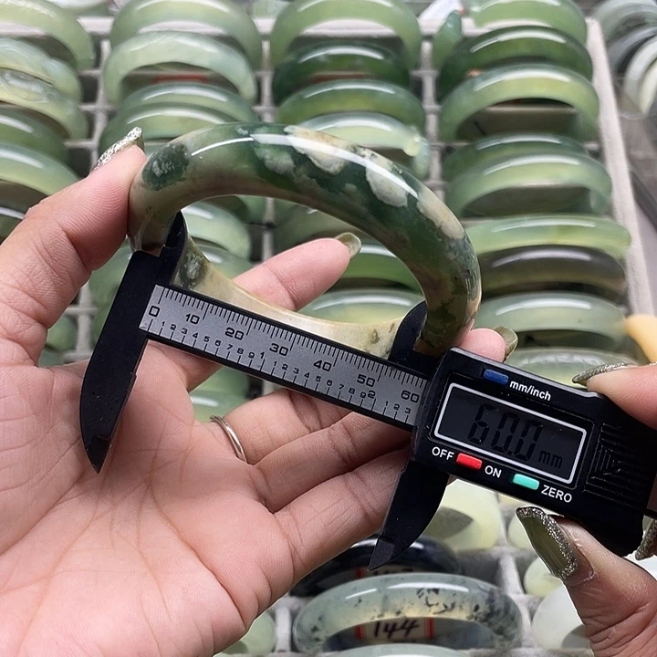 蛇纹石玉未镶嵌手镯123