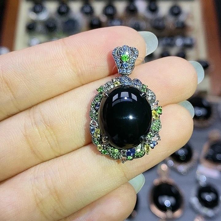 颈饰18K金镶嵌翡翠