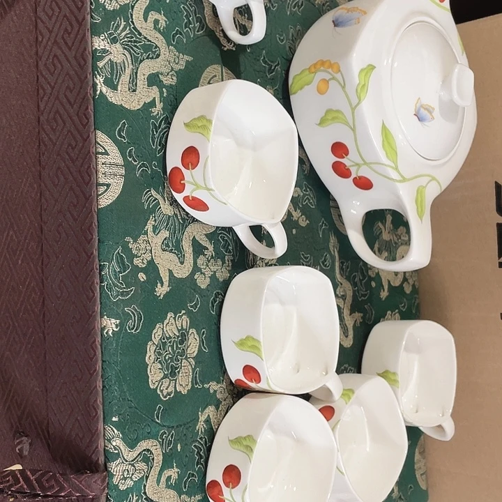手绘精品茶具。