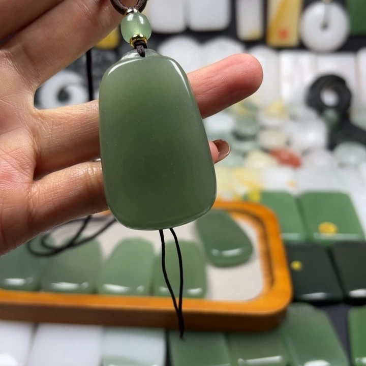 *****石英质玉（金丝玉）未镶嵌颈饰