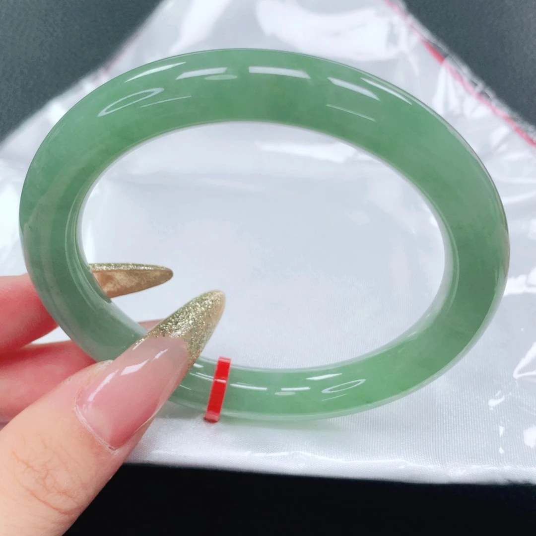 翡翠手镯未镶嵌56圈