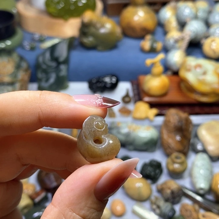 未镶嵌透闪石质玉挂件