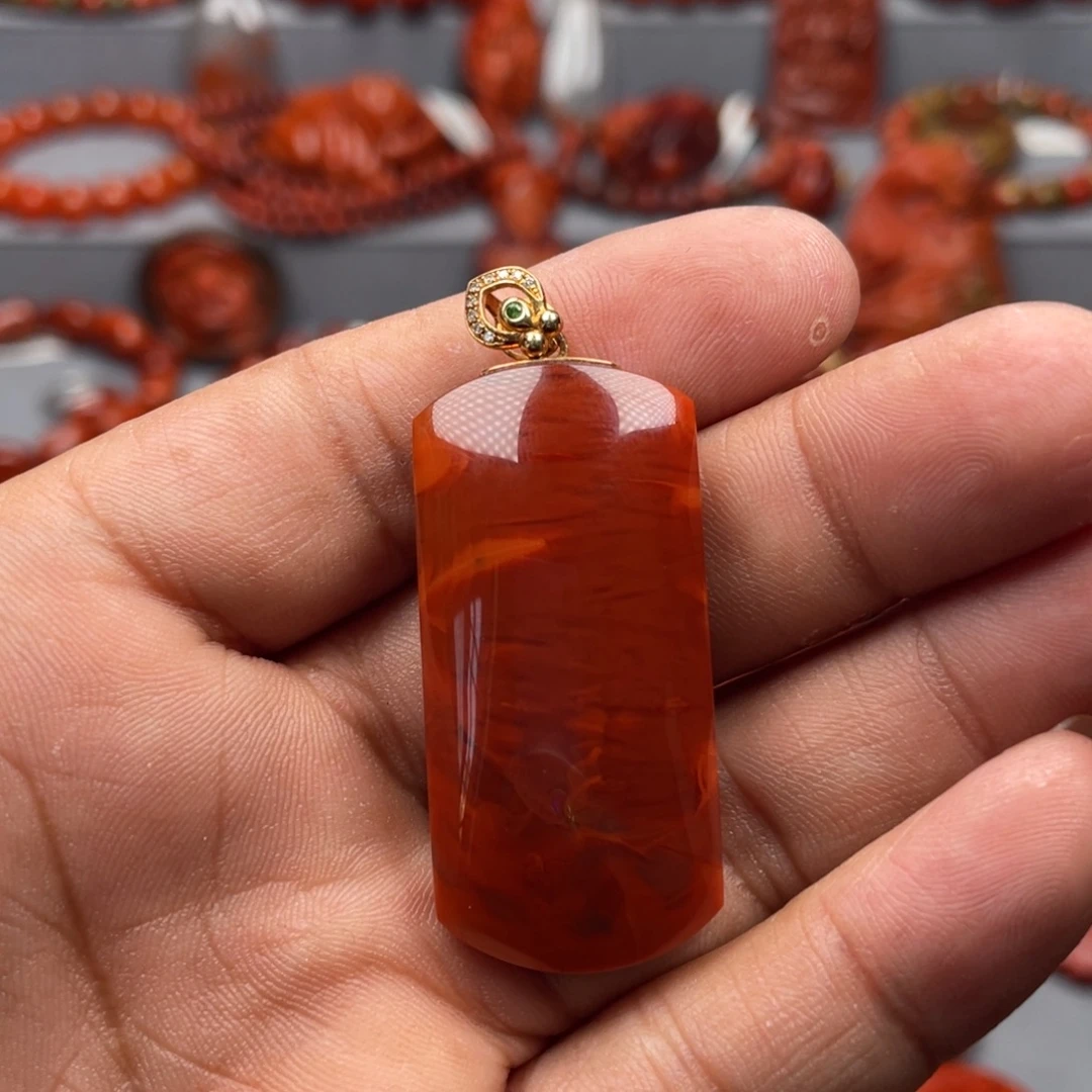 南红玛瑙18K金镶嵌珠宝奇石吊坠