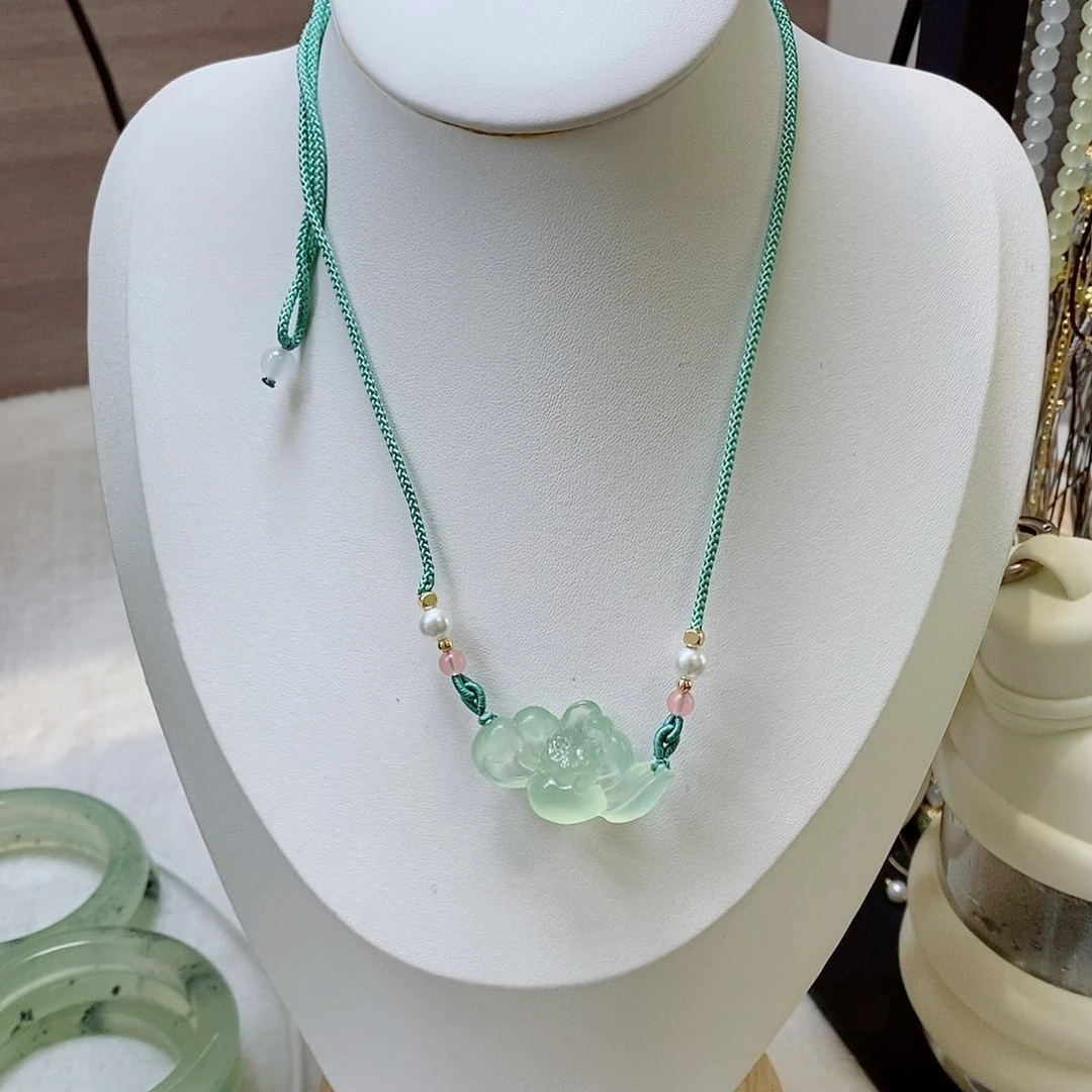 蛇纹石玉未镶嵌颈饰