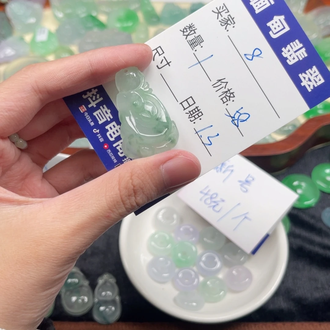 翡翠未镶嵌颈饰莲花