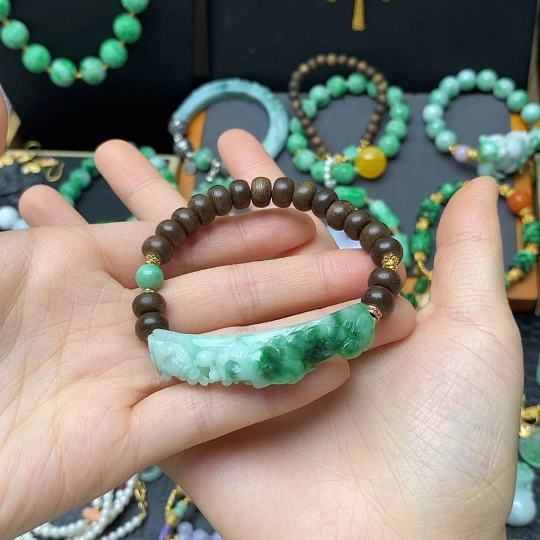 翡翠未镶嵌颈饰手牌