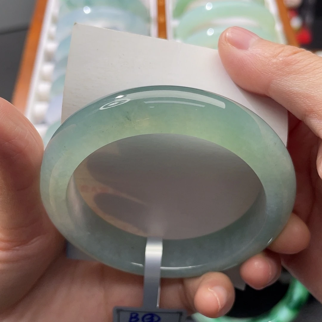 翡翠未镶嵌手镯56冰湖水蓝～衬肤色