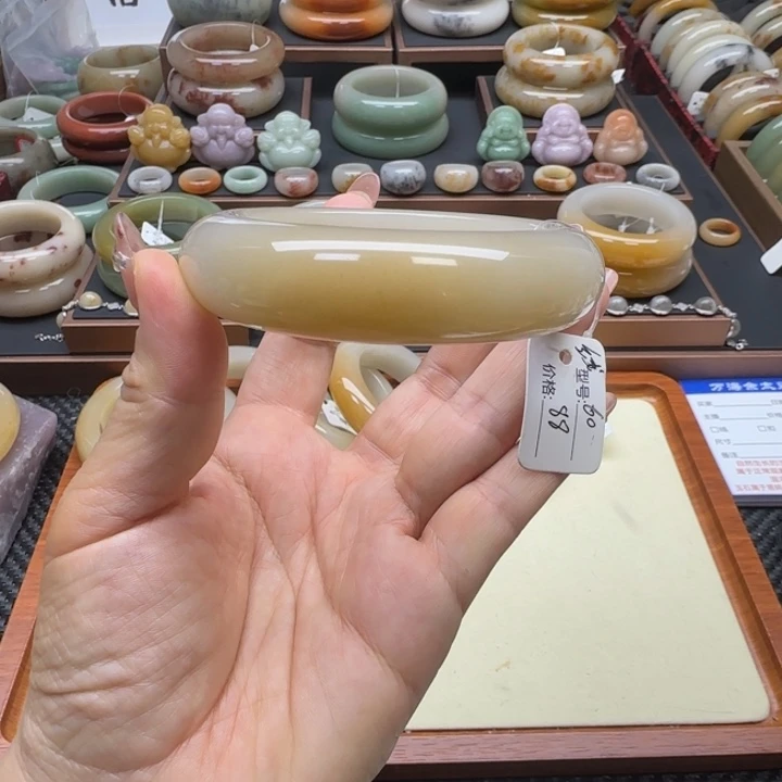 石英岩玉未镶嵌手镯