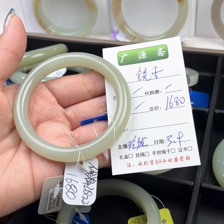 和田玉手镯未镶嵌镜**哭和田玉手镯玲珑