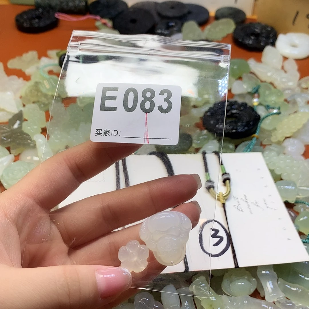 蛇纹石玉颈饰合金咸****?