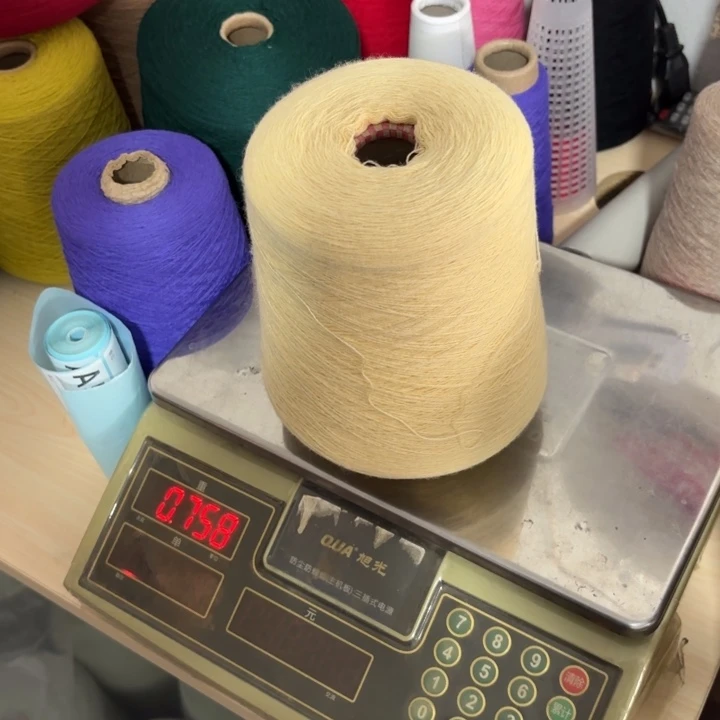 羊毛8020淡黄色，微脏，净重714克