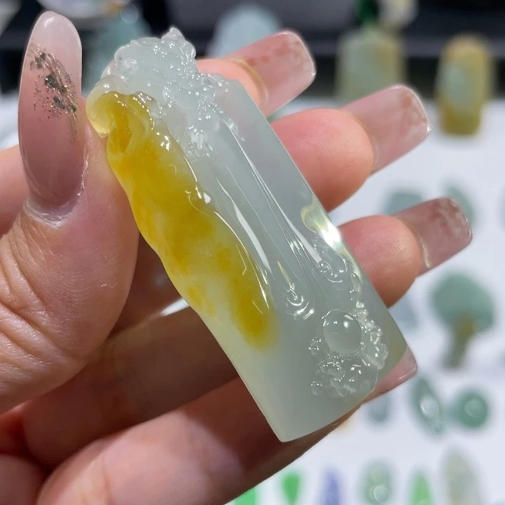 翡翠未镶嵌颈饰龙牌