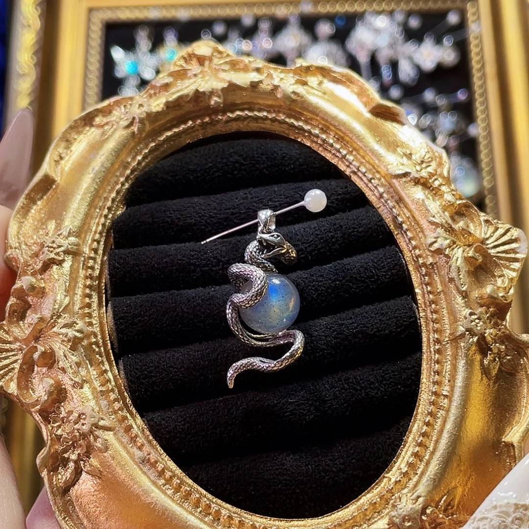 925银蛇绕灰月光吊坠