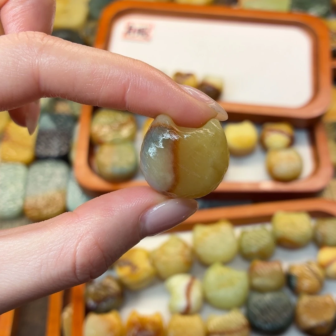 m***o蛇纹石玉未镶嵌颈饰