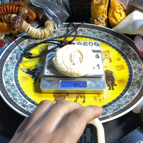 瓷片邑**雨寻呼台的一个小女孩在一