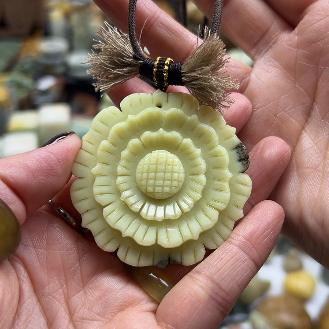 岫玉未镶嵌颈饰辽阳料水草太阳花