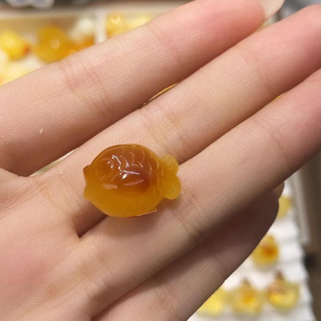 谭***吃琥珀未镶嵌裸石小鱼