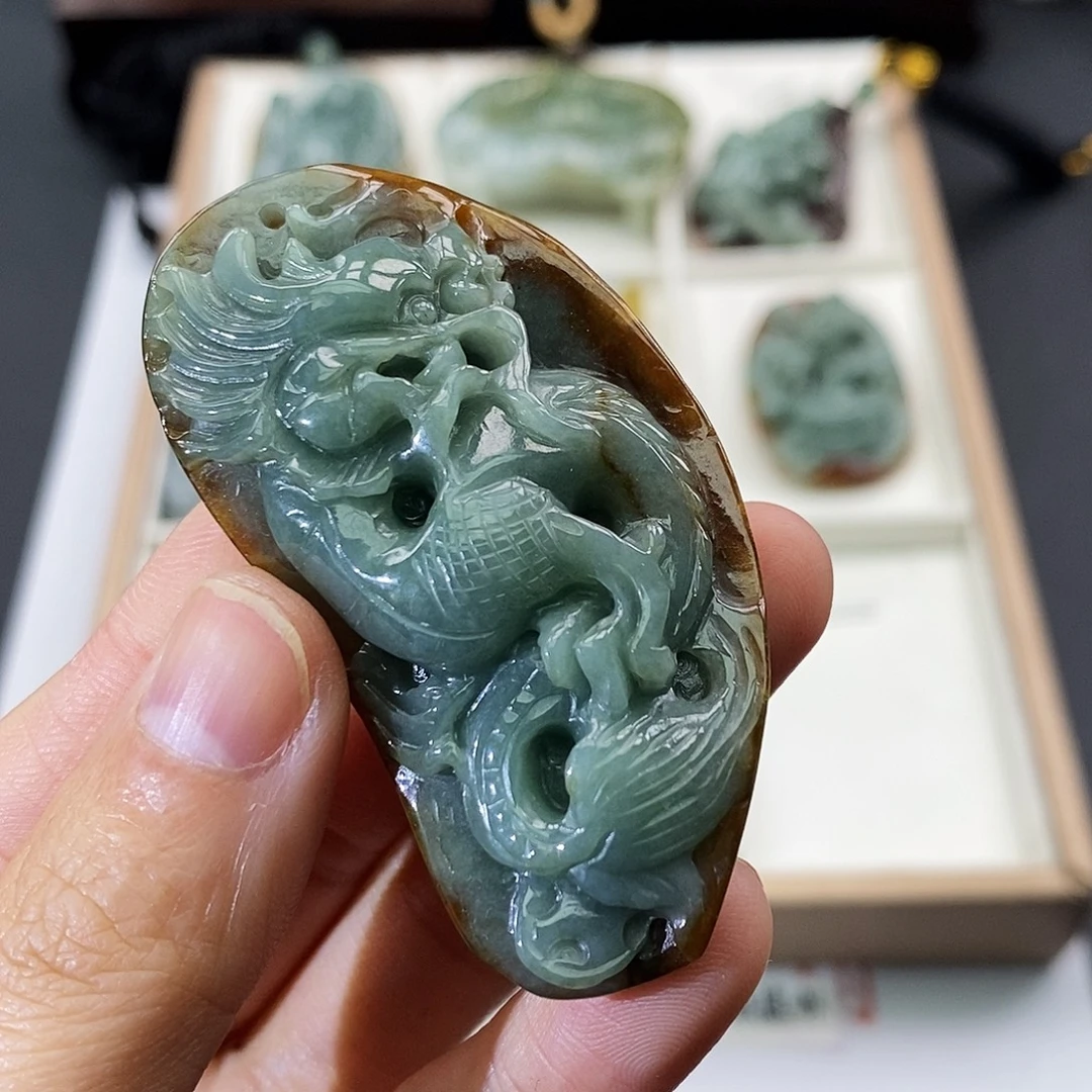 翡翠未镶嵌颈饰缅甸翡翠a货  皮壳龙牌