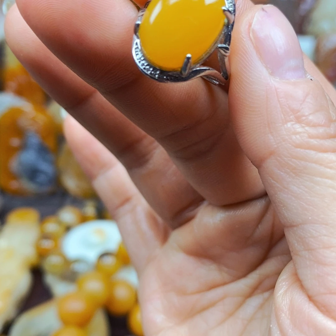 石英质玉（黄龙玉）颈饰未镶嵌