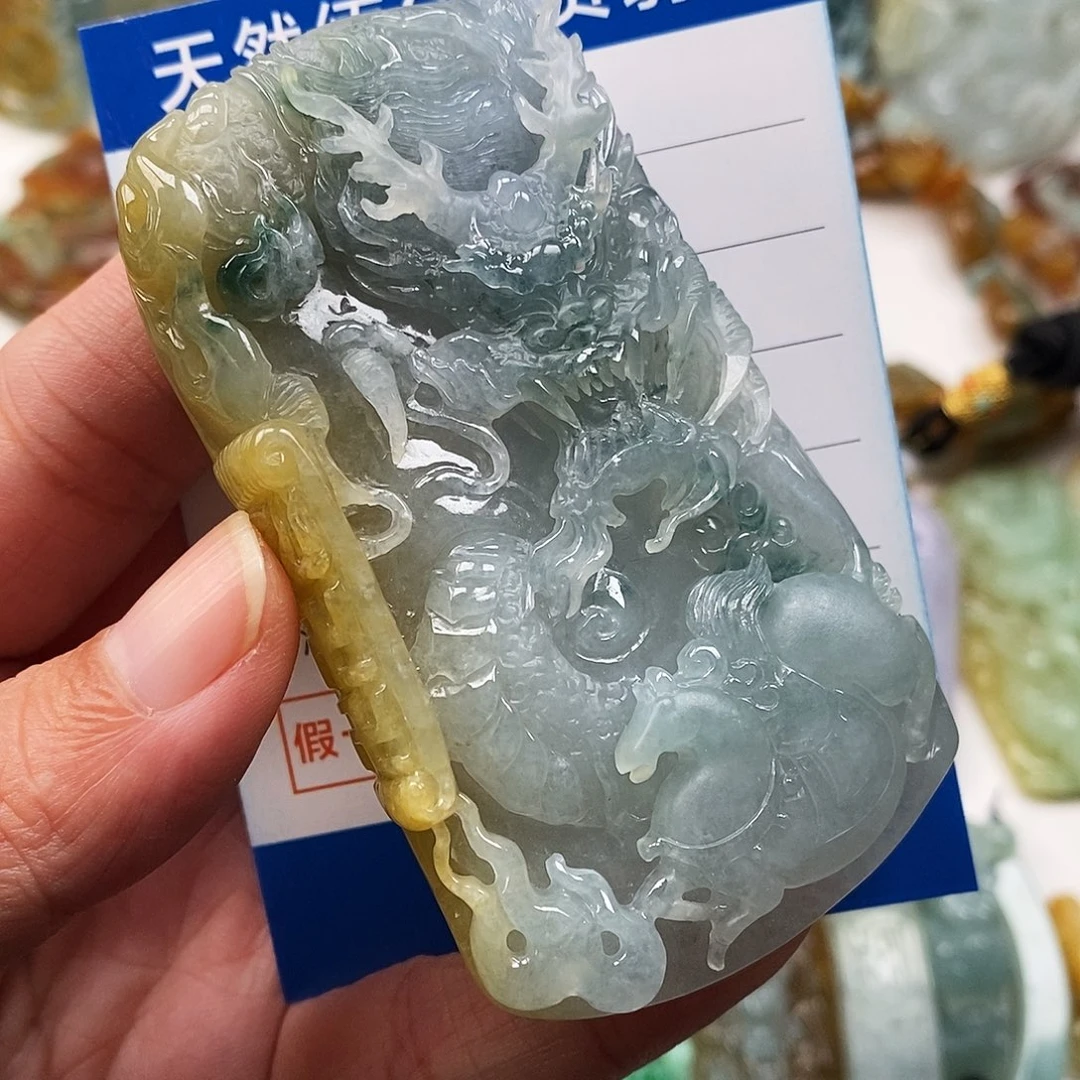 翡翠未镶嵌颈饰龙马精神