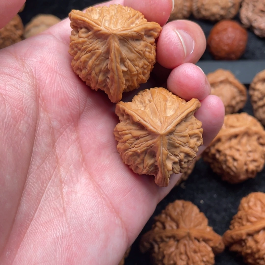 文玩核桃吊坠糖三角