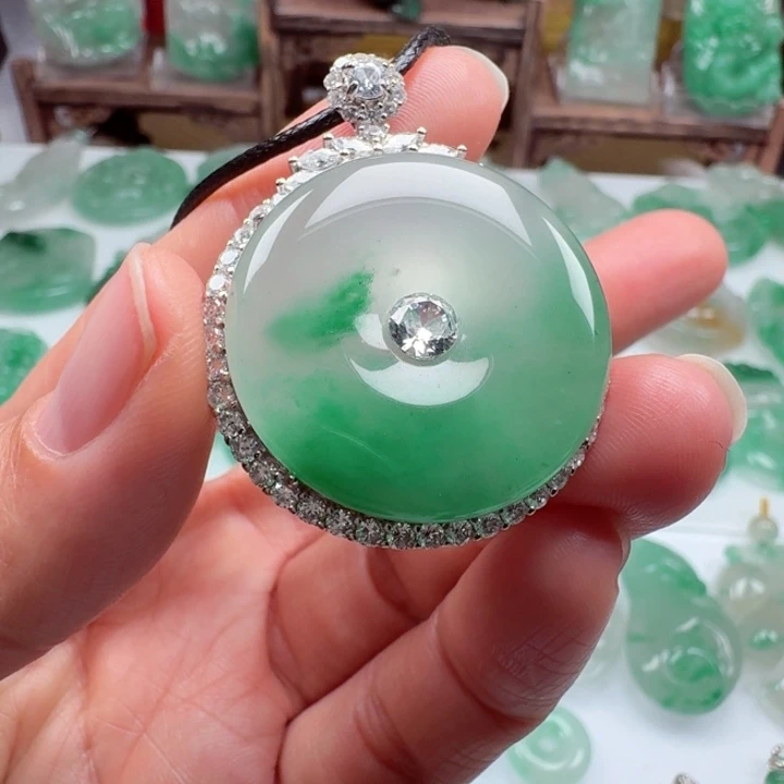 颈饰未镶嵌石英质玉