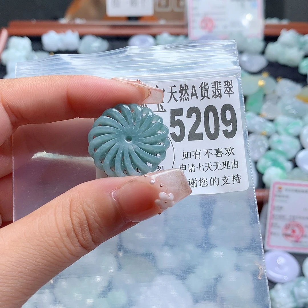 翡翠未镶嵌颈饰，