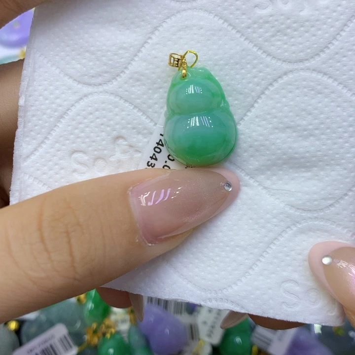 颈饰18K金镶嵌翡翠