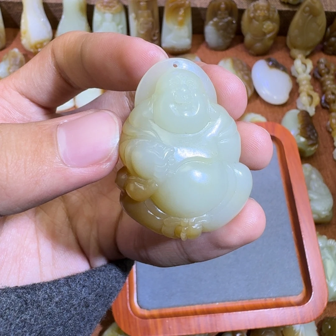 秋***子和田玉未镶嵌颈饰