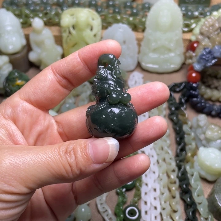 远***你和田玉未镶嵌颈饰