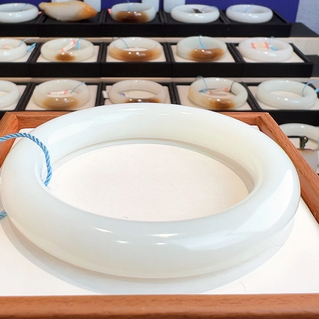 和田玉未镶嵌手镯