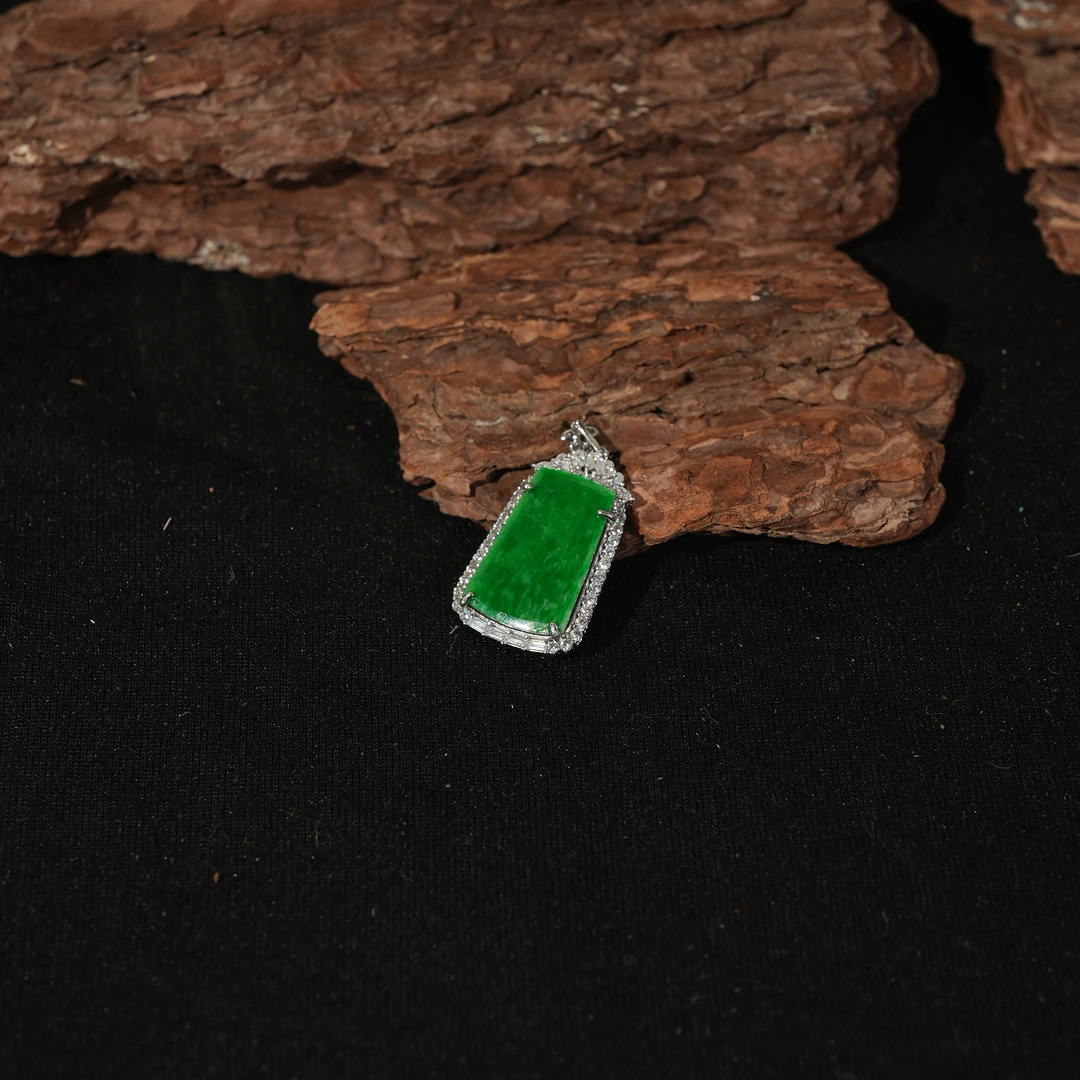 香港王老板-翡翠吊坠9y840