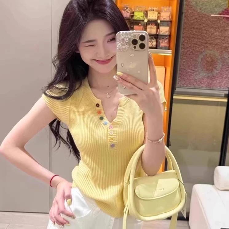 韩系漂亮彩色纽扣正肩粉色短袖t恤女装夏季修身短款v领上衣